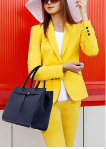 Total look aune avec sac fourre tout bleu marine