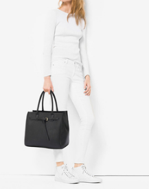 Total look avec sac fourre tout noir