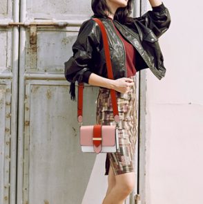Total look sac bandouliere orange et rose